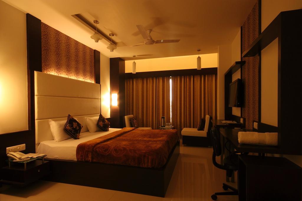 Hotel Apex Surat Rum bild