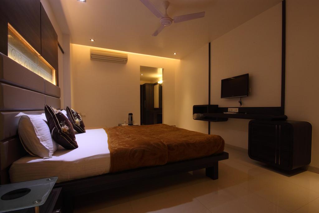 Hotel Apex Surat Rum bild