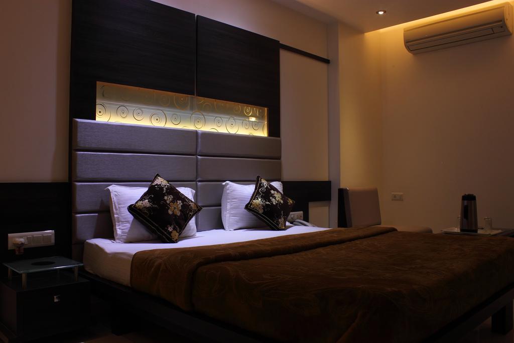 Hotel Apex Surat Rum bild
