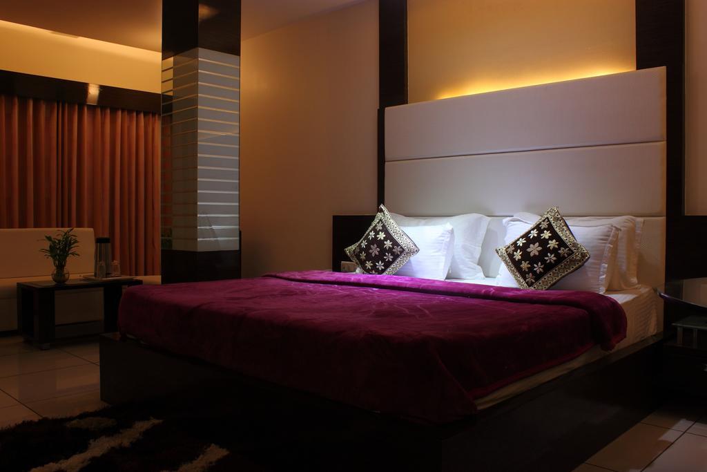 Hotel Apex Surat Rum bild