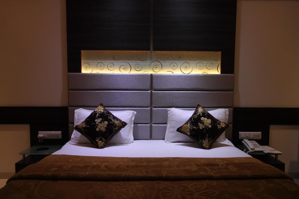 Hotel Apex Surat Rum bild