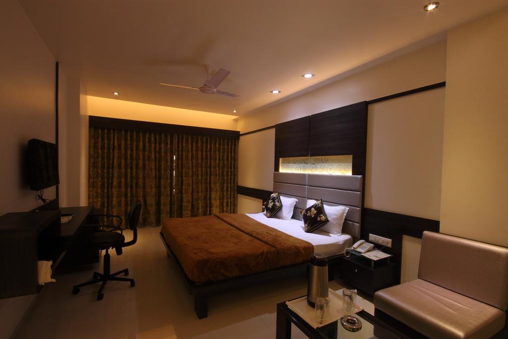 Hotel Apex Surat Rum bild
