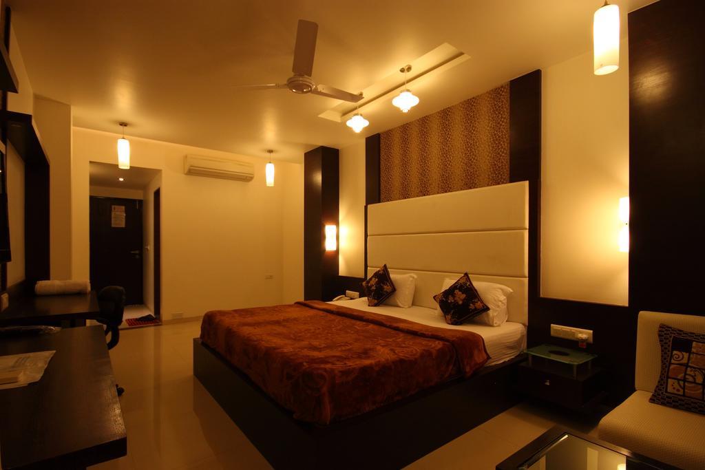 Hotel Apex Surat Rum bild