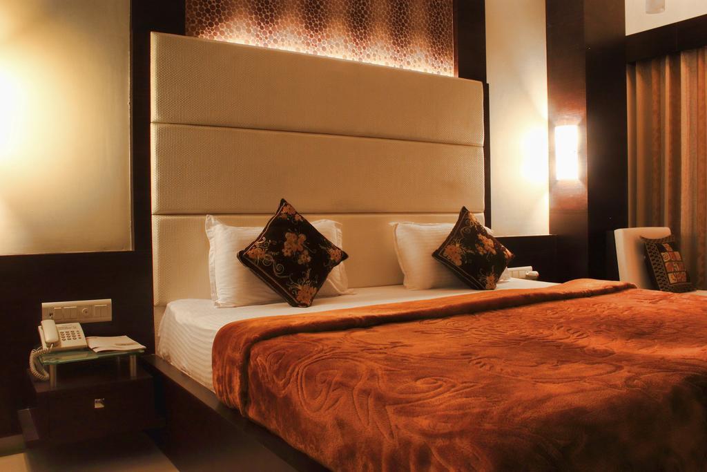 Hotel Apex Surat Rum bild