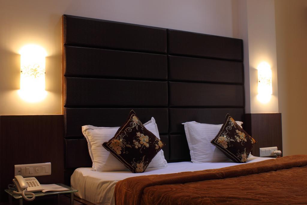 Hotel Apex Surat Rum bild