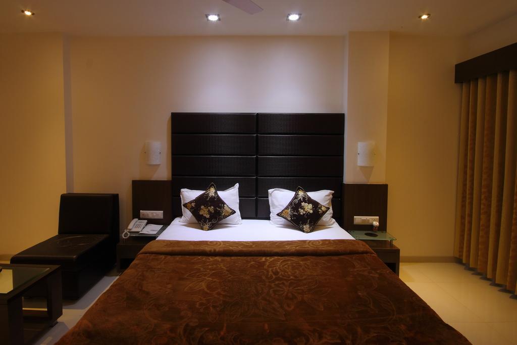 Hotel Apex Surat Rum bild