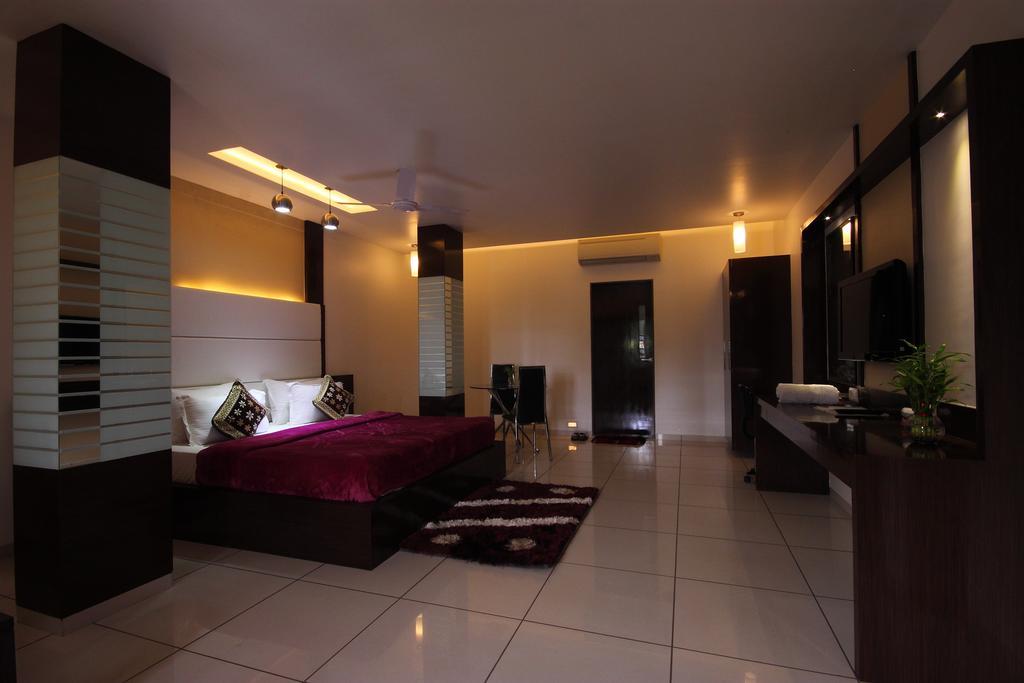 Hotel Apex Surat Rum bild